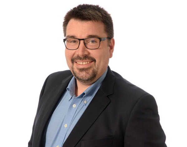 Michael Schwetje frontal fotografiert Brust aufwärts vor weißem Hintergrund